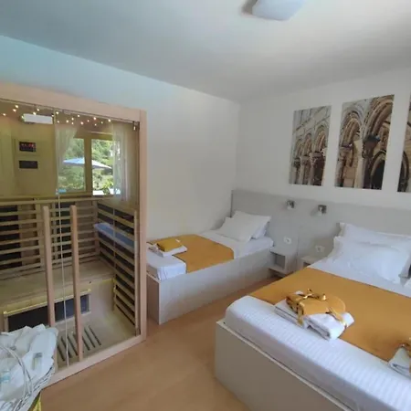 Three Bedroom With Swimming Pool And Hot-tub فيلة Topolo