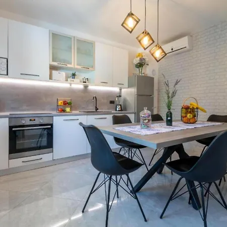 Three Bedroom With Swimming Pool And Hot-tub Villa