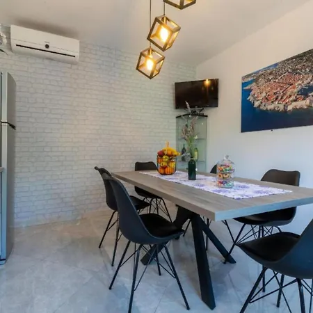 Three Bedroom With Swimming Pool And Hot-tub Villa Topolo