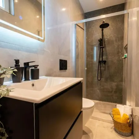 Three Bedroom With Swimming Pool And Hot-tub Villa