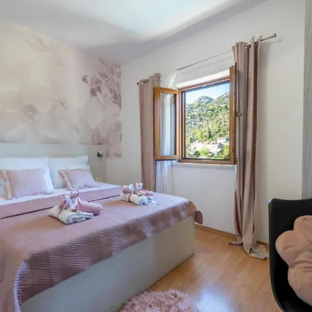 Three Bedroom With Swimming Pool And Hot-tub Villa