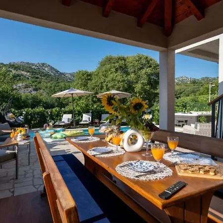 Three Bedroom With Swimming Pool And Hot-tub فيلة *