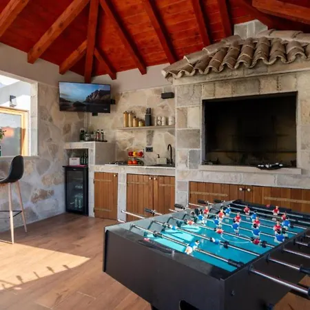 Three Bedroom With Swimming Pool And Hot-tub * Topolo