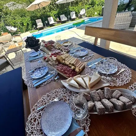 Three Bedroom With Swimming Pool And Hot-tub Topolo