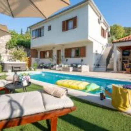 Three Bedroom With Swimming Pool And Hot-tub فيلة *