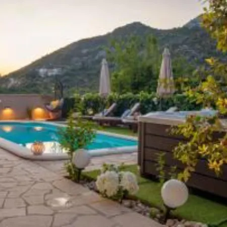 Three Bedroom With Swimming Pool And Hot-tub Villa *
