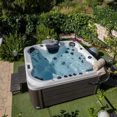 Three Bedroom With Swimming Pool And Hot-tub Topolo