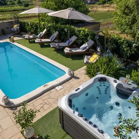 Villa Three Bedroom With Swimming Pool And Hot-tub
