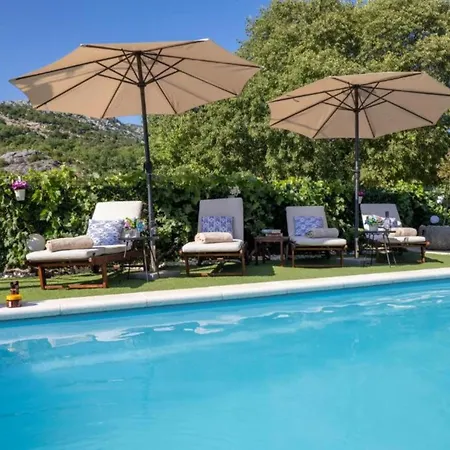 Three Bedroom With Swimming Pool And Hot-tub
