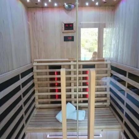 Three Bedroom With Swimming Pool And Hot-tub Villa *